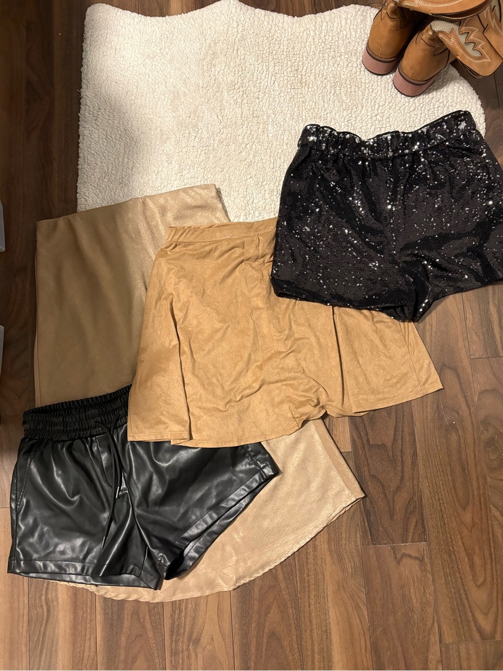 🤎🌼BOTTOMS BUNDLE 🌼🤎
– 4 Pieces | Faux Leather, Suede & Sequin